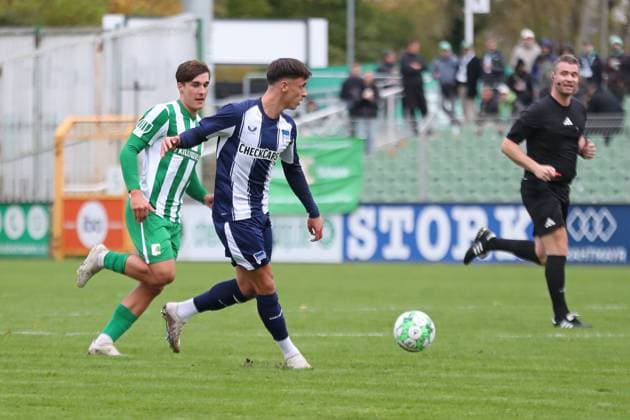 Soccer Regionalliga Nordost BSG Chemie Leipzig Hertha BSC U23 25 10 2025 Dion Ajvazi 23, Hertha BSC II in front of Julius Hoffmann 19, Chemie Leipzig Soccer, Regionalliga Nordost, Season 2025 2026, Matchday 13 BSG Chemie Leipzig vs Hertha BSC II on 25 10 2025 at Alfred Kunze Sportpark, Leipzig Leutzsch Copyright: xBEAUTIFULxSPORTS JanxKaeferx
