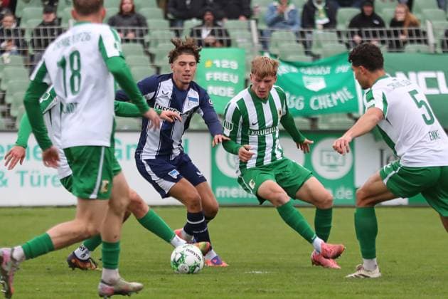 Soccer Regionalliga Nordost BSG Chemie Leipzig Hertha BSC U23 25 10 2025 Selim Telib 47, Hertha BSC II in the middle of the action Football, Regionalliga Nordost, Season 2025 2026, Matchday 13 BSG Chemie Leipzig vs Hertha BSC II on 25 10 2025 at Alfred Kunze Sportpark, Leipzig Leutzsch Copyright: xBEAUTIFULxSPORTS JanxKaeferx