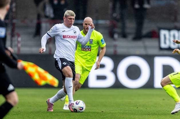 Football, Season 2025 2026, 3 League, Sportclub Arena Verl, Matchday 12, SC Verl SSV Ulm 1846 Football, 25 10 2025 25 10 2025, Football, Season 2025 2026, 3 League, Sportclub Arena Verl, Matchday 12, SC Verl SSV Ulm 1846 Football, v l 23 Alessio Besio SC Verl , 21 Marcel Seegert SSV Ulm 1846 Football photo Lucca Fundel Verl Sportclub Arena North Rhine-Westphalia Germany