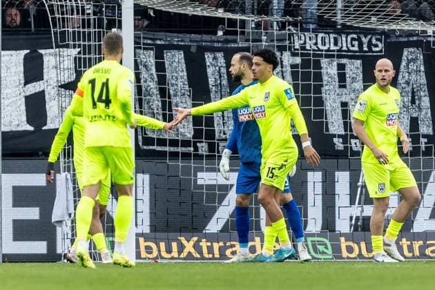 Football, Season 2025 2026, 3 Liga, Sportclub Arena Verl, Matchday 12, SC Verl SSV Ulm 1846 Football, 25 10 2025 25 10 2025, Football, Season 2025 2026, 3 Liga, Sportclub Arena Verl, Matchday 12, SC Verl SSV Ulm 1846 Football, High-five after rescue operation 15 David Jonas SSV Ulm 1846 Football Photo Lucca Fundel Verl Sportclub Arena North Rhine-Westphalia Germany