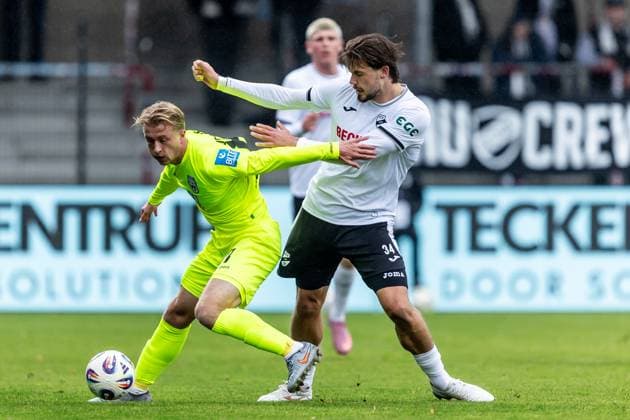 Football, Season 2025 2026, 3 League, Sportclub Arena Verl, Matchday 12, SC Verl SSV Ulm 1846 Football, 25 10 2025 25 10 2025, Football, Season 2025 2026, 3 League, Sportclub Arena Verl, Matchday 12, SC Verl SSV Ulm 1846 Football, v l 8 Ben Westermeier SSV Ulm 1846 Football , 34 Fynn Otto SC Verl Photo Lucca Fundel Verl Sportclub Arena North Rhine-Westphalia Germany
