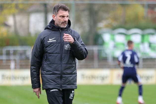Soccer Regionalliga Nordost BSG Chemie Leipzig Hertha BSC U23 25 10 2025 Head coach Adrian Alipour Chemie Leipzig Football, Regionalliga Nordost, Season 2025 2026, Matchday 13 BSG Chemie Leipzig vs Hertha BSC II on 25 10 2025 at Alfred Kunze Sportpark, Leipzig Leutzsch Copyright: xBEAUTIFULxSPORTS JanxKaeferx