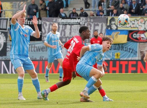 CFC vs FC Hertha 03 Zehlendorf 25 10 2025, Chemnitz, eins Stadion An der Gellertstrasse, Sport, Fußball, Regionalliga Nordost, Saison 2025 2026, 13 Spieltag, CFC, CFC vs FC Hertha 03 Zehlendorf Kampf um den Ball Chemnitz Sachsen BRD