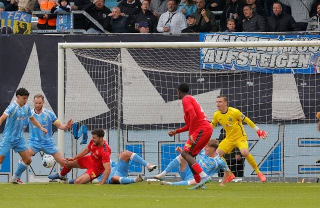CFC vs FC Hertha 03 Zehlendorf 25 10 2025, Chemnitz, eins Stadion An der Gellertstrasse, Sport, Fußball, Regionalliga Nordost, Saison 2025 2026, 13 Spieltag, CFC, CFC vs FC Hertha 03 Zehlendorf Gefahr vor dem Chemnitzer Tor Chemnitz Sachsen BRD