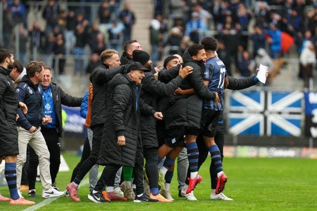 Joy among the Buwe after Samuel Abifade SV Waldhof Mannheim, 17 scored the 1 1 against SV Waldhof Mannheim 1860 Munich on 25 10 25 at Carl Benz Stadion, Mannheim xamx Photo Alfio Marino Copyright: