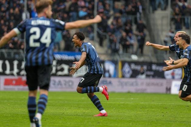 Samuel Abifade SV Waldhof Mannheim, 17 scores from distance to make it 1-1 SV Waldhof Mannheim 1860 Munich on 25 10 25 at Carl Benz Stadion, Mannheim xamx Photo Alfio Marino Copyright: