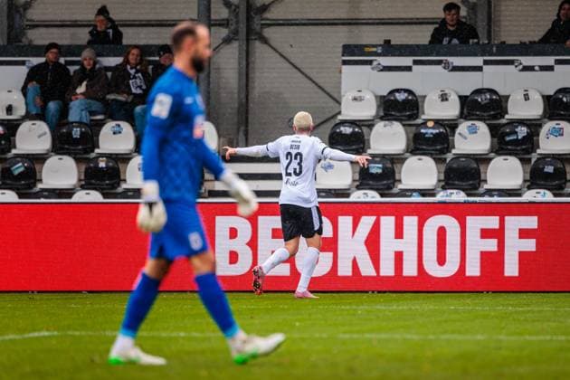 Alessio Besio SC Verl, 23 celebrates after scoring 2 0, Christian Ortag SSV Ulm 1846, 39 in the foreground GER, SC Verl vs SSV Ulm 1846, Football, 3 Liga, Matchday 12, Season 2025 2026, 25 10 2025 DFL Regulations prohibit any use of photographers as image sequences and or quasi video GER, SC Verl vs SSV Ulm 1846, Football, 3 Liga, Matchday 12, Season 2025 2026, 25 10 2025 Verl Copyright: xEibner-Pressefoto JanxRollingerx EP_JSK