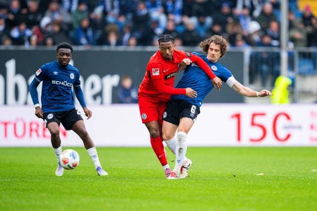 25 10 2025 Soccer, 2025 2026, 2 Bundesliga, 10 Matchday, DSC Arminia Bielefeld SV Elversberg L R Benjamin Boakye Bielefeld , Jarzinho Malanga Elversberg , Mael Corboz Bielefeld DFL REGULATIONS PROHIBIT ANY USE OF PHOTOGRAPHS AS IMAGE SEQUENCES AND OR QUASI VIDEO