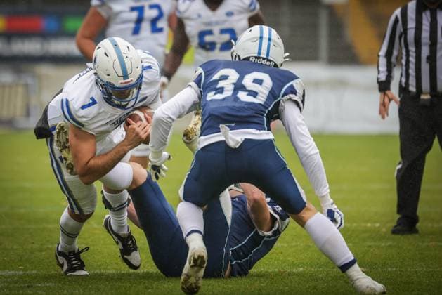 AMERICAN FOOTBALL - IFAF EC, FIN vs ITA KREFELD,GERMANY,25.OCT.25 - AMERICAN FOOTBALL - IFAF European Championship, EM, Europameisterschaft Finland vs Italy. Image shows Luke Zahradka (ITA) and Aatu Tuokko (FIN).  GEPAxpictures xDavidxBitzan