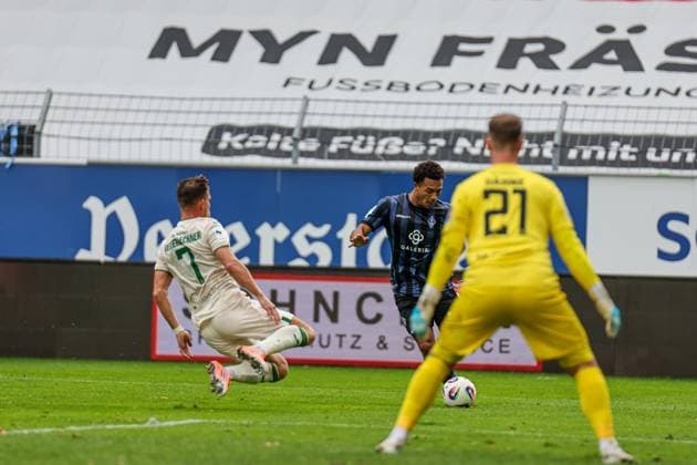 Samuel Abifade SV Waldhof Mannheim, 17 on the ball Florian Niederlechner 7, TSV tackles SV Waldhof Mannheim 1860 Munich on 25 10 25 at Carl Benz Stadium, Mannheim xamx Photo Alfio Marino Copyright: