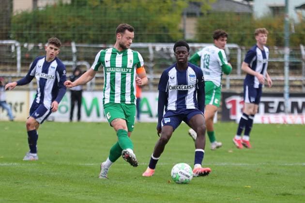 Soccer Regionalliga Nordost BSG Chemie Leipzig Hertha BSC U23 25 10 2025 Captain Janik Mäder 7, Chemie Leipzig on the ball in front of Boris Mamuzah Lum 21, Hertha BSC II Soccer, Regionalliga Nordost, Season 2025 2026, Matchday 13 BSG Chemie Leipzig vs Hertha BSC II on 25 10 2025 at Alfred Kunze Sportpark, Leipzig Leutzsch Copyright: xBEAUTIFULxSPORTS JanxKaeferx