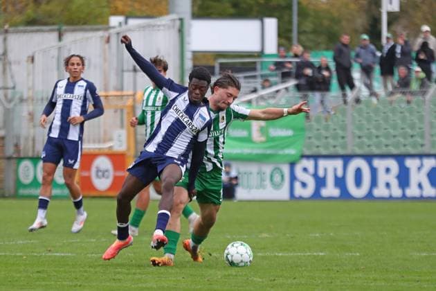 Soccer Regionalliga Nordost BSG Chemie Leipzig Hertha BSC U23 25 10 2025 Boris Mamuzah Lum 21, Hertha BSC II vs Valon Aliji 14, Chemie Leipzig Soccer, Regionalliga Nordost, Season 2025 2026, Matchday 13 BSG Chemie Leipzig vs Hertha BSC II on 25 10 2025 at Alfred Kunze Sportpark, Leipzig Leutzsch Copyright: xBEAUTIFULxSPORTS JanxKaeferx