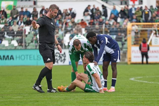 Soccer Regionalliga Nordost BSG Chemie Leipzig Hertha BSC U23 25 10 2025 Valon Aliji 14, Chemie Leipzig sits on the ground with pain Referee Eugen Ostrin, captain Janik Mäder 7, Chemie Leipzig and Boris Mamuzah Lum 21, Hertha BSC II are with him Football, Regionalliga Nordost, Season 2025 2026, Matchday 13 BSG Chemie Leipzig vs Hertha BSC II on 25 10 2025 at Alfred Kunze Sportpark, Leipzig Leutzsch Copyright: xBEAUTIFULxSPORTS JanxKaeferx