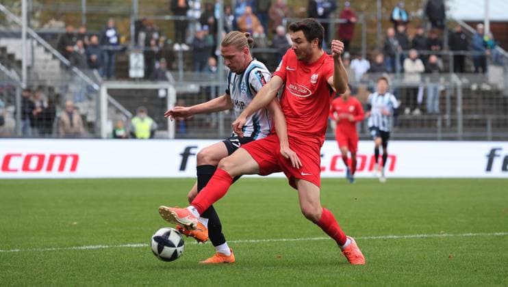 Stuttgart , Soccer Regionalliga , SV Stuttgarter Kickers vs TSV Schott Mainz , from left Marlon Faß Kickers Nils Gans Mainz