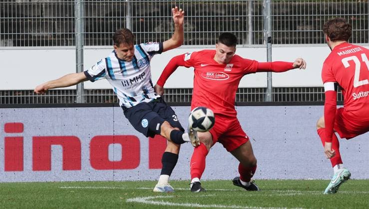 Stuttgart , Soccer Regionalliga , SV Stuttgarter Kickers vs TSV Schott Mainz , from left Mario Borac Kickers 7 Maurizio Robotta Mainz