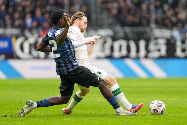 Soccer 3 Liga, Matchday 12, SV Waldhof Mannheim TSV 1860 Munich on 25 10 2025 in Mannheim Carl Benz Stadion , Germany, Season 2025 2026 DFL REGULATIONS PROHIBIT ANY USE OF PHOTOGRAPHS AS IMAGE SEQUENCES AND OR QUASI VIDEO Kennedy Okpala 32, SVWM in duel with Thore Jacobsen 5, TSV Mannheim Carl Benz Stadion Germany Copyright: xChristophxKinzingerx
