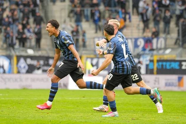 Soccer 3 Liga, Matchday 12, SV Waldhof Mannheim TSV 1860 Munich on 25 10 2025 at Mannheim Carl Benz Stadion , Germany, Season 2025 2026 DFL REGULATIONS PROHIBIT ANY USE OF PHOTOGRAPHS AS IMAGE SEQUENCES AND OR QUASI VIDEO Samuel Abifade 17, SVWM celebrates after his goal for 1 1 Mannheim Carl Benz Stadion Germany Copyright: xChristophxKinzingerx