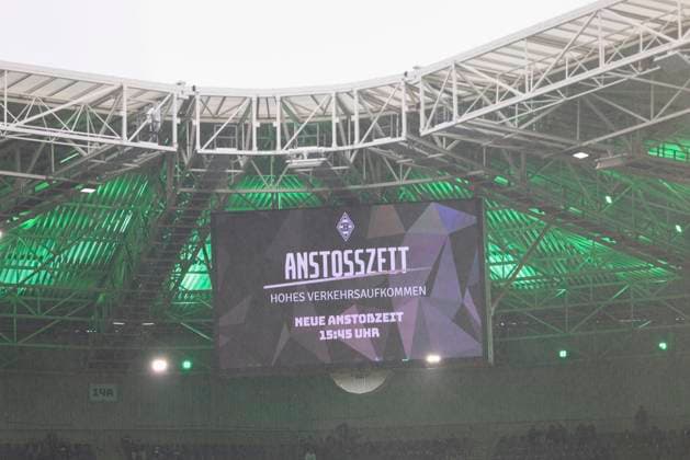Anzeigetafel zeight die Nachricht Hohes Verkehrsaufkommen, neue Anstoßzeit 15:45 waehrend des spiels der Bundesliga zwischen Borussia Mönchengladbach und FC Bayern München, Stadion im Borussia-Park am 25. October 2025 in Mönchengladbach, Deutschland. (Foto von Oliver Kaelke DeFodi Images) +++ Anzeigetafel zeight the message High traffic, new kick-off time 15:45 during the Bundesliga match between Borussia Mönchengladbach and FC Bayern München at Stadion im Borussia-Park on October 25, 2025 in Mönchengladbach, Germany. (Photo by Oliver Kaelke DeFodi Images) DFL regulations prohibit any use of photographs as image sequences and or quasi-video. (Photo by Oliver Kaelke DeFodi Images) Scoreboard zeight the message High traffic, new kick off time 15 45 during the Bundesliga match between Borussia Mönchengladbach and FC Bayern München at Stadion im Borussia Park on October 25, 2025 in Mönchengladbach, Germany Photo by Oliver Kaelke DeFodi Images Scoreboard zeight the message High traffic, new kick off time 15 45 during the Bundesliga match between Borussia Mönchengladbach and FC Bayern München at Stadion im Borussia Park on October 25, 2025 in Mönchengladbach, Germany Photo by Oliver Kaelke DeFodi Images DFL regulations prohibit any use of photographs as image sequences and or quasi video Photo by Oliver Kaelke DeFodi Images