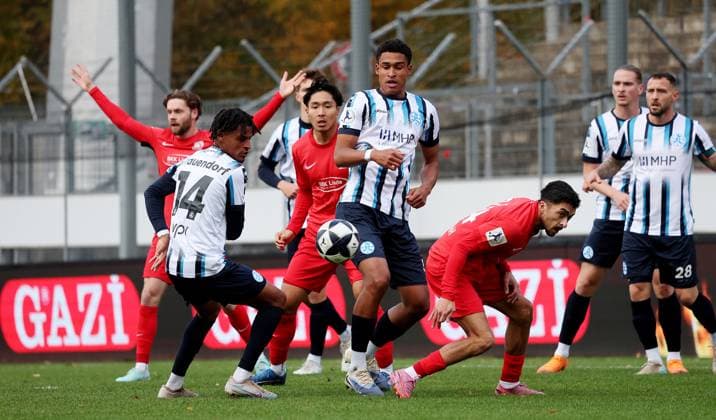 Stuttgart , Soccer Regionalliga , SV Stuttgarter Kickers vs TSV Schott Mainz , from left melkamu Frauendorf Kickers Jacob Danquah Kickers 7 Dennis de Sousa Oelsner Mainz