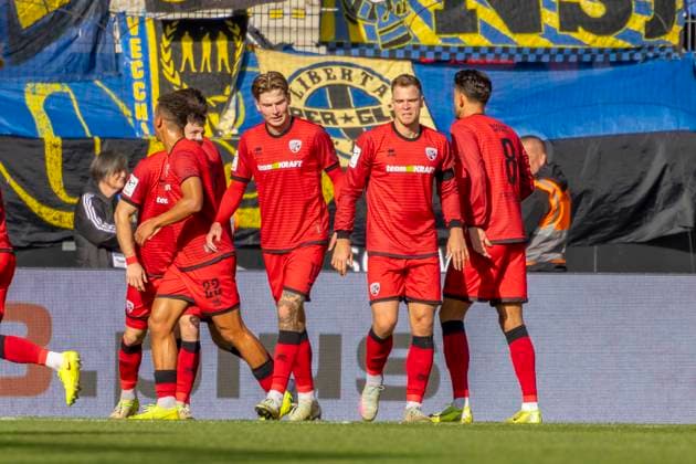 Ingolstadt, Germany 25 October 2025 3 Liga 2025 2026 FC Ingolstadt 04 vs 1 FC Saarbrücken In the picture in the Traube Goalscorer Dennis Kaygin FCI cheers with his teammates after his goal for 1 0, DFB regulations prohibit any use of photographs as image sequences and or quasi video Audi Sportpark Bayern Copyright: xFotostandx xSchäferx