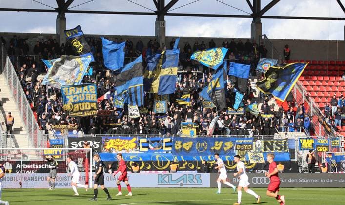 25 10 2025, xpfrx, Fußball 3 Liga, FC Ingolstadt 1 FC Saarbrücken v l Fans Saarbrücken in the guest block with waving flags DFL DFB REGULATIONS PROHIBIT ANY USE OF PHOTOGRAPHS as IMAGE SEQUENCES and or QUASI VIDEO Ingolstadt
