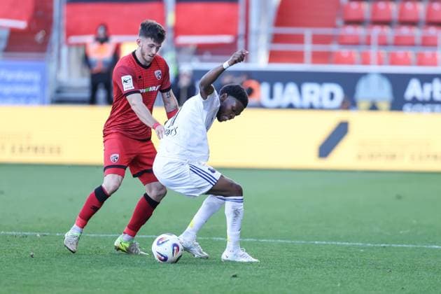 3 Liga FC Ingolstadt 04 1 FC Saarbrücken One-on-one battle for the ball Linus Rosenlöcher 19, FCI Elongo Yombo Rodney 17 FCS 3 Liga FC Ingolstadt 04 Season 2025 2026 1 FC Saarbrücken