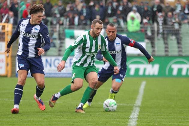 Soccer Regionalliga Nordost BSG Chemie Leipzig Hertha BSC U23 25 10 2025 Tim Kießling 31, Chemie Leipzig between Selim Telib 47, Hertha BSC II and Änis Ben Hatira 10, Hertha BSC II Soccer, Regionalliga Nordost, Season 2025 2026, Matchday 13 BSG Chemie Leipzig vs Hertha BSC II on 25 10 2025 at Alfred Kunze Sportpark, Leipzig Leutzsch Copyright: xBEAUTIFULxSPORTS JanxKaeferx
