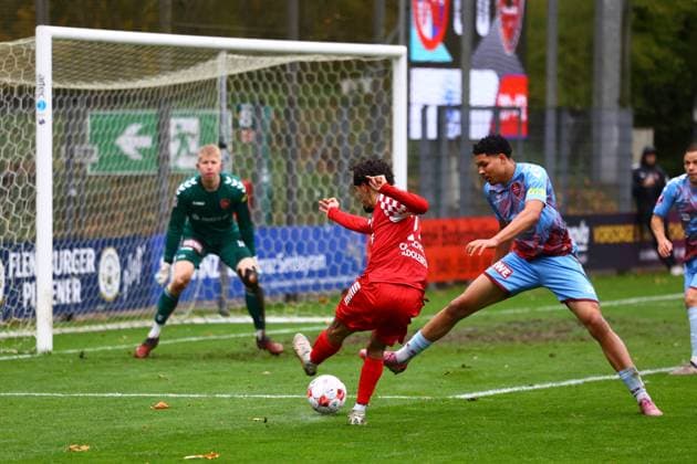 Soccer I Men I Season 2025 2026 I Regionalliga Nord I 16 Matchday I Eintracht Norderstedt SC Weiche Flensburg 08 I 25 10 2025 Nils Bock 12, SC Weiche Flensburg 08 Lucas Camacho de Valdoleiros 17, FC Eintracht Norderstedt Uchechi Duru 22, SC Weiche Flensburg 08 Norderstedt Edmund Plambeck Stadion Schleswig Holstein Germany Copyright: xLobeca RalfxHomburgx