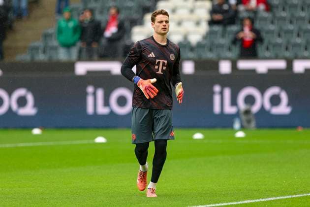 Mönchengladbach, Germany, 25 10 25 Jonas Kurt Urbig FC Bayern München looks on during the Bundesliga match between Borussia Mönchengladbach and FC Bayern München at the stadium in Borussia Park Mönchengladbach Stadion im Borussia Park North Rhine Westphalia Germany Copyright: xBrauer-Fotoagenturx xAdrianxSchlx
