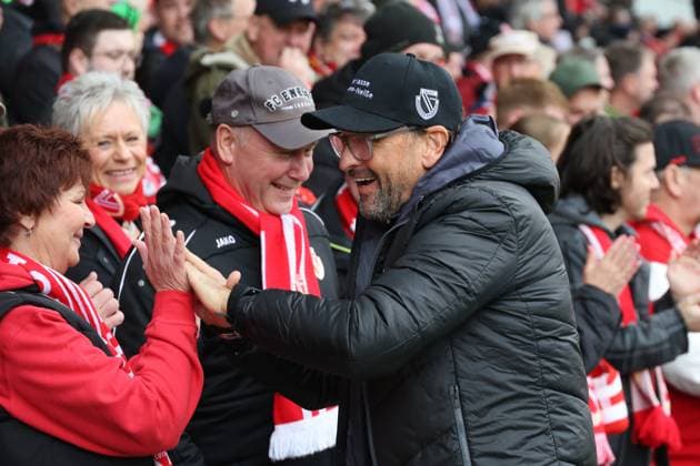 Coach Claus Dieter Wollitz Energie Cottbus welcomes the fans Football 3 Liga 2025 2026 FC Energie Cottbus TSV Havelse