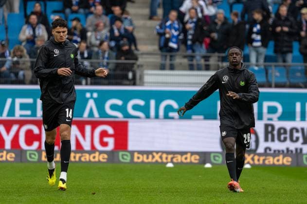 Germany, Soccer, 1 Bundesliga, Matchday 8 2025 2026, HSV VfL Wolfsburg on 25 10 in Hamburg Volksparkstadion Sael Kumbedi VfL Wolfsburg 26 and Jenson Seelt VfL Wolfsburg 14 warm up Copyright: xSvenxHeidmannx