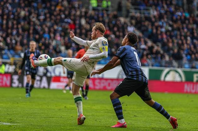 Samuel Abifade SV Waldhof Mannheim, 17 in duel against Thore Jacobsen 5, TSV at SV Waldhof Mannheim 1860 Munich on 25 10 25 at Carl Benz Stadium, Mannheim xamx Photo Alfio Marino Copyright: