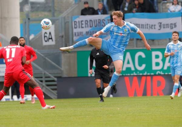 CFC vs FC Hertha 03 Zehlendorf 25 10 2025, Chemnitz, eins Stadion An der Gellertstrasse, Sport, Fußball, Regionalliga Nordost, Saison 2025 2026, 13 Spieltag, CFC, CFC vs FC Hertha 03 Zehlendorf Johannes Pistol am Ball Chemnitz Sachsen BRD