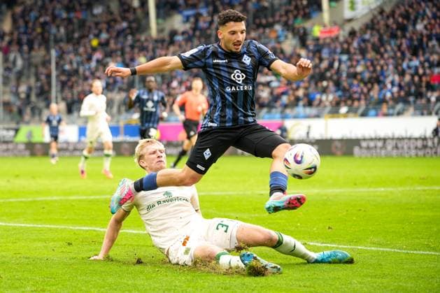 Soccer 3 Liga, Matchday 12, SV Waldhof Mannheim TSV 1860 Munich on 25 10 2025 in Mannheim Carl Benz Stadion , Germany, Season 2025 2026 DFL REGULATIONS PROHIBIT ANY USE OF PHOTOGRAPHS AS IMAGE SEQUENCES AND OR QUASI VIDEO Arianit Ferati 10, SVWM in duel with Raphael Schifferl 37, TSV Mannheim Carl Benz Stadion Germany Copyright: xChristophxKinzingerx