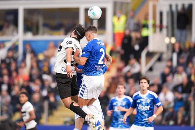 Parma s Patrick Cutrone fights for the ball with ComoÕs Marc Oliver Kempf during the Serie A soccer match between Parma and Como at Ennio Tardini Stadium in Parma, North Italy, Saturday, October 25, 2025. Soccer  Copyright: xMassimoxPaolone LaPressex