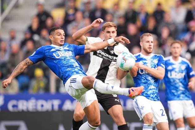 ComoÕs Diego Carlos fights for the ball with Parma s Mateo Pellegrino Casalanguida during the Serie A soccer match between Parma and Como at Ennio Tardini Stadium in Parma, North Italy, Saturday, October 25, 2025. Soccer  Copyright: xMassimoxPaolone LaPressex