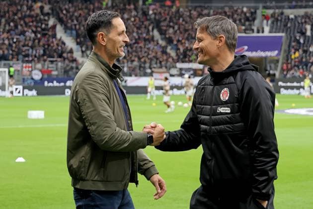 Frankfurt, Germany October 25, 2025 1 BL 2025 2026 Eintracht Frankfurt vs FC St Pauli Pictured from left Warm welcome between coach Dino Toppmöller Toppmoeller Frankfurt and coach Alexander Blessin St Pauli DFL regulations prohibit any use of photographs as image sequences and or quasi video Deutsche Bank Park Hessen Copyright: xFotostandx xRacochax