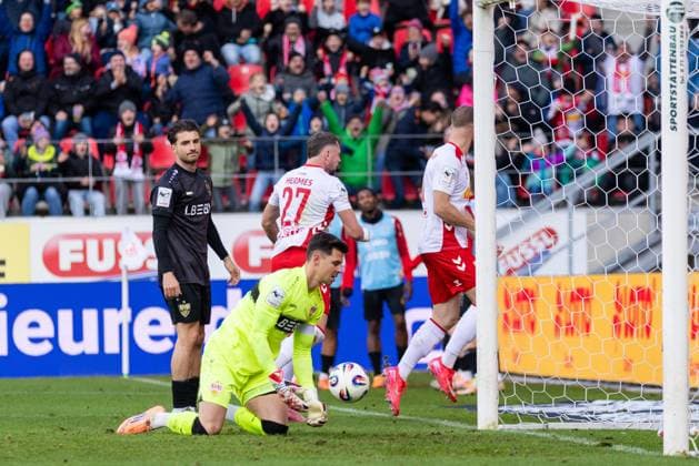 25 10 2025, Soccer, GER, Season, 3 Liga, Season 2025 2026, Matchday 12, SSV Jahn Regensburg VFB Stuttgart II Eric Hottmann SSV Jahn Regensburg scores the 1 2 connecting goal DFL REGULATIONS PROHIBIT ANY USE OF PHOTOGRAPHS AS IMAGE SEQUENCES AND OR QUASI VIDEO