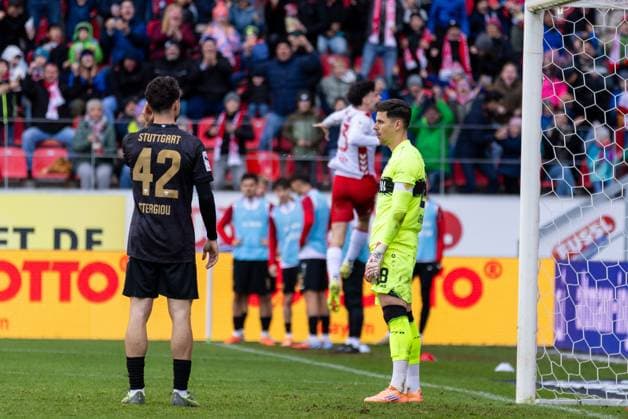 25 10 2025, Soccer, GER, Season, 3 Liga, Season 2025 2026, Matchday 12, SSV Jahn Regensburg VFB Stuttgart II Cheering after the 2 2 equalizer by Nicolas Oliveira SSV Jahn Regensburg DFL REGULATIONS PROHIBIT ANY USE OF PHOTOGRAPHS AS IMAGE SEQUENCES AND OR QUASI VIDEO