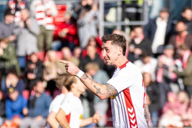 25 10 2025, Soccer, GER, Season, 3 Liga, Season 2025 2026, Matchday 12, SSV Jahn Regensburg VFB Stuttgart II Cheering after the 2 2 equalizer by Nicolas Oliveira SSV Jahn Regensburg DFL REGULATIONS PROHIBIT ANY USE OF PHOTOGRAPHS AS IMAGE SEQUENCES AND OR QUASI VIDEO