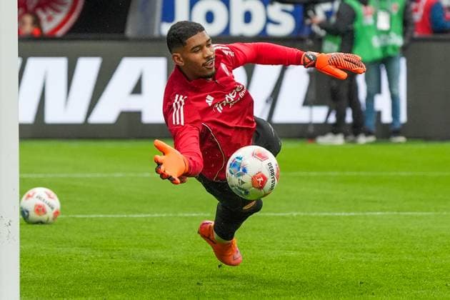 Goalkeeper Kaua Santos Eintracht Frankfurt, 40 holds Frankfurt 25 10 2025 Eintracht Frankfurt vs FC St Pauli, Deutsche Bank Park, Matchday 8 Bundesliga
