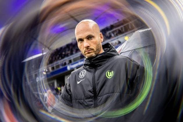 Hamburg, October 25, 2025 Soccer, 1 Bundesliga 2025 26, Hamburger SV VfL Wolfsburg Paul Simonis VfL Wolfsburg, Coach DFL REGULATIONS PROHIBIT ANY USE OF PHOTOGRAPHS AS IMAGE SEQUENCES AND OR QUASI VIDEO