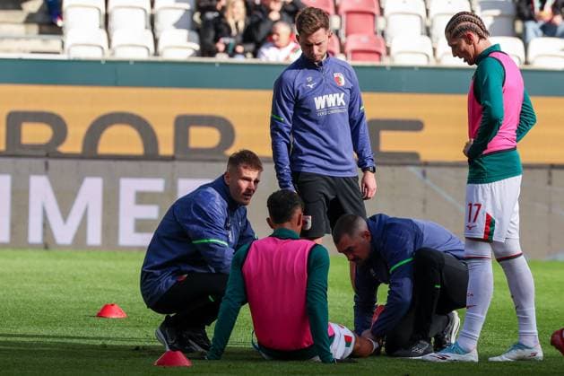 Scary moment during warm-up Dimitris Giannoulis 13 FC Augsburg has to be treated but can continue, FC Augsburg vs RB Leipzig, Football, Men, DFL, Bundesliga, Season 2025 2026, WWK Arena, Matchday 8, 25 10 2025 Augsburg Bayern Germany Copyright: xkolbert-press MartinxAgüerax