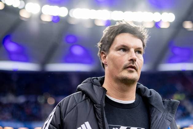 Hamburg, October 25, 2025 Soccer, 1 Bundesliga 2025 26, Hamburger SV VfL Wolfsburg Merlin Polzin Hamburger SV, Trainer DFL REGULATIONS PROHIBIT ANY USE OF PHOTOGRAPHS AS IMAGE SEQUENCES AND OR QUASI VIDEO