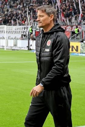 Frankfurt, Germany 25 October 2025 1 BL 2025 2026 Eintracht Frankfurt vs FC St Pauli In the picture Coach Alexander Blessin St Pauli at the edge of the pitch shortly before the start of the match DFL regulations prohibit any use of photographs as image sequences and or quasi video Deutsche Bank Park Hessen Copyright: xFotostandx xRacochax