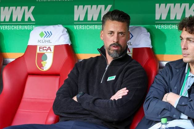 Head Coach Sandro Wagner FC Augsburg , FC Augsburg vs RB Leipzig, Football, 1 Bundesliga, 8 Matchday, 25 10 2025 DFB regulations prohibit any use of photographs as image sequences and or quasi video Augsburg Bayern Germany Copyright: xkolbert-press ChristianxKolbertx
