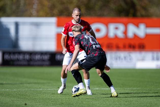 Ivo Colic, TSG Balingen, 31 , on the ball in midfield, against Tobias Boche KSV Hessen Kassel, 27 , TSG Balingen vs KSV Hessen Kassel, Soccer, Regionalliga Suedwest, Matchday 14, Season 2025 2026, 25 10 2025, Eibner Pressefoto Andreas Ulmer TSG Balingen vs KSV Hessen Kassel, Soccer, Regionalliga Suedwest, Matchday 14, Season 2025 2026, 25 10 2025, Balingen Copyright: xEibner-Pressefoto AndreasxUlmerx EP_AUR