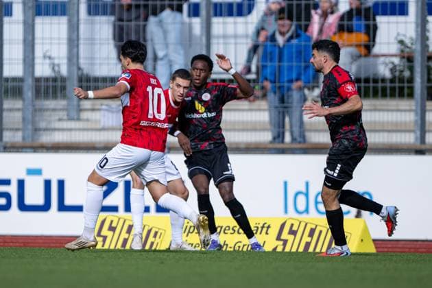 Phineas Bonianga KSV Hessen Kassel, 11 , loses the ball against Enrique Katsianas, Tim Hannak, TSG Balingen, 06 , TSG Balingen vs KSV Hessen Kassel, Football, Regionalliga Suedwest, Matchday 14, Season 2025 2026, 25 10 2025, Eibner Pressefoto Andreas Ulmer TSG Balingen vs KSV Hessen Kassel, Football, Regionalliga Suedwest, Matchday 14, Season 2025 2026, 25 10 2025, Balingen Copyright: xEibner-Pressefoto AndreasxUlmerx EP_AUR