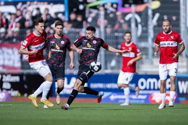 Sascha Eisele, TSG Balingen, 02 , left against Adrian Bravo Sanchez KSV Hessen Kassel, 17 , TSG Balingen vs KSV Hessen Kassel, Football, Regionalliga Suedwest, Matchday 14, Season 2025 2026, 25 10 2025, Eibner Pressefoto Andreas Ulmer TSG Balingen vs KSV Hessen Kassel, Football, Regionalliga Suedwest, Matchday 14, Season 2025 2026, 25 10 2025, Balingen Copyright: xEibner-Pressefoto AndreasxUlmerx EP_AUR