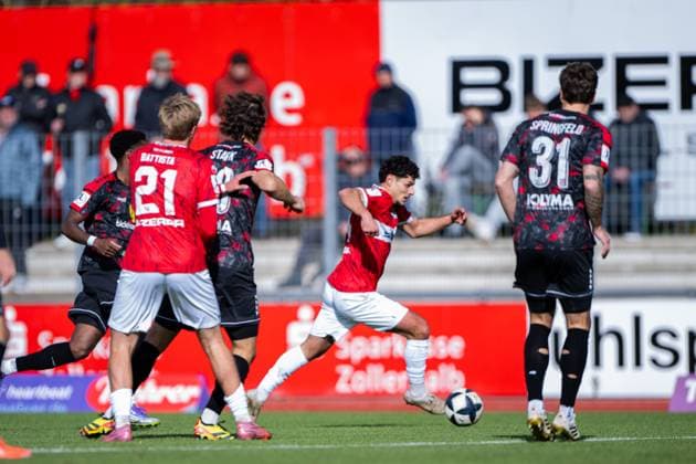 Halim Eroglu, TSG Balingen, 34 am Fluegel, TSG Balingen vs KSV Hessen Kassel, Football, Regionalliga Suedwest, Matchday 14, Season 2025 2026, 25 10 2025, Eibner Pressefoto Andreas Ulmer TSG Balingen vs KSV Hessen Kassel, Football, Regionalliga Suedwest, Matchday 14, Season 2025 2026, 25 10 2025, Balingen Copyright: xEibner-Pressefoto AndreasxUlmerx EP_AUR